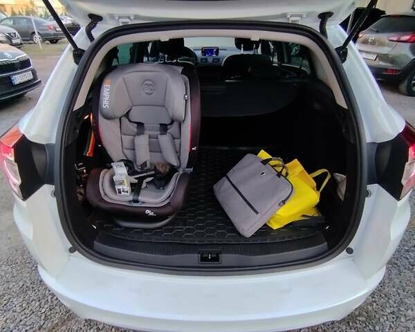 Білий Рено Меган, об'ємом двигуна 1.5 л та пробігом 250 тис. км за 9300 $, фото 19 на Automoto.ua