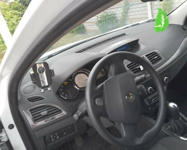 Белый Рено Меган, объемом двигателя 1.5 л и пробегом 200 тыс. км за 7600 $, фото 2 на Automoto.ua