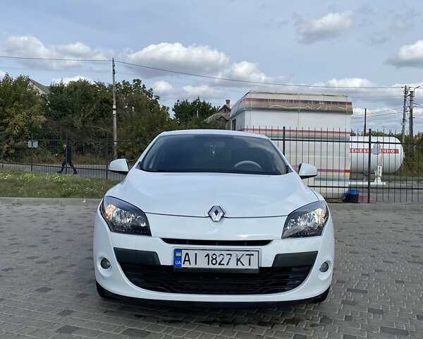 Білий Рено Меган, об'ємом двигуна 1.5 л та пробігом 303 тис. км за 7299 $, фото 1 на Automoto.ua