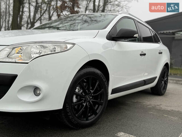Білий Рено Меган, об'ємом двигуна 1.6 л та пробігом 235 тис. км за 7500 $, фото 4 на Automoto.ua