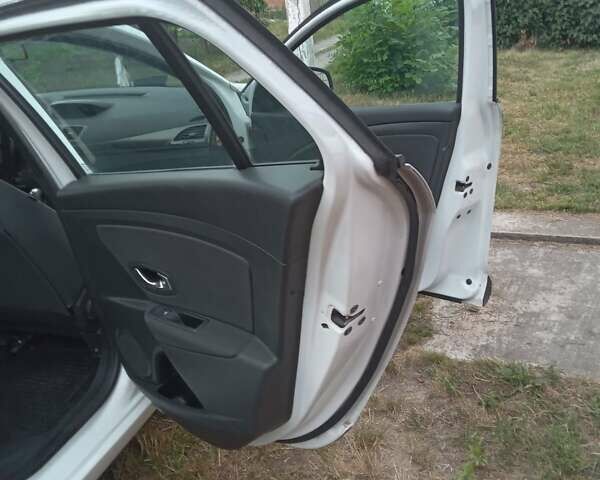 Белый Рено Меган, объемом двигателя 1.5 л и пробегом 200 тыс. км за 7600 $, фото 16 на Automoto.ua