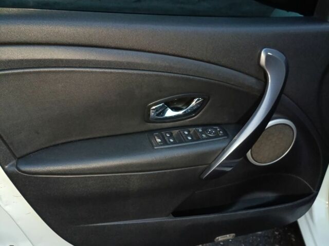 Білий Рено Меган, об'ємом двигуна 1.5 л та пробігом 261 тис. км за 7600 $, фото 9 на Automoto.ua