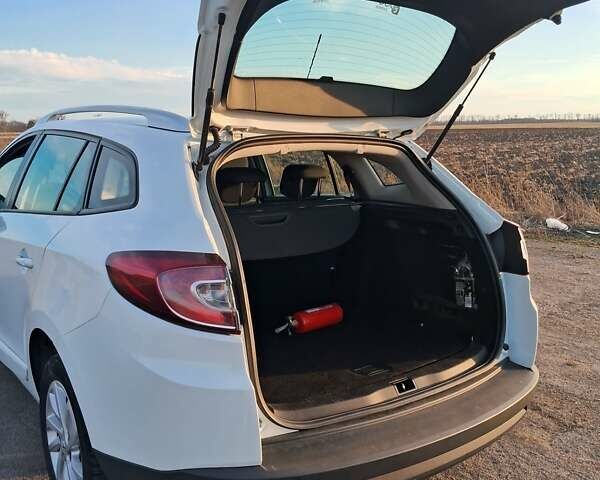 Белый Рено Меган, объемом двигателя 1.46 л и пробегом 331 тыс. км за 7350 $, фото 4 на Automoto.ua