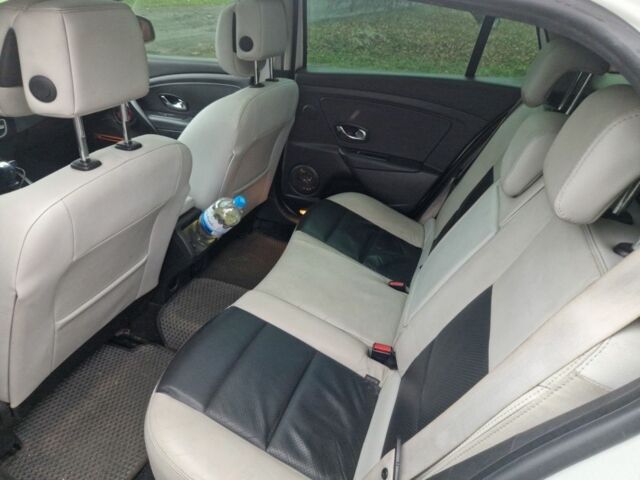 Белый Рено Меган, объемом двигателя 1.5 л и пробегом 327 тыс. км за 8000 $, фото 1 на Automoto.ua