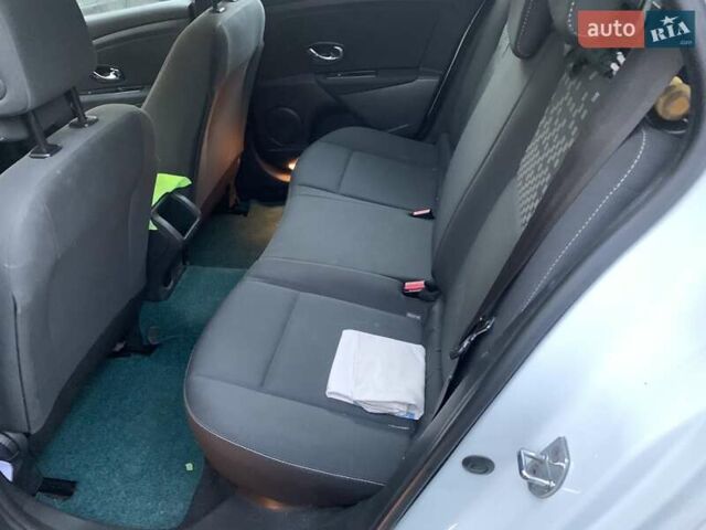 Белый Рено Меган, объемом двигателя 1.5 л и пробегом 260 тыс. км за 8100 $, фото 6 на Automoto.ua