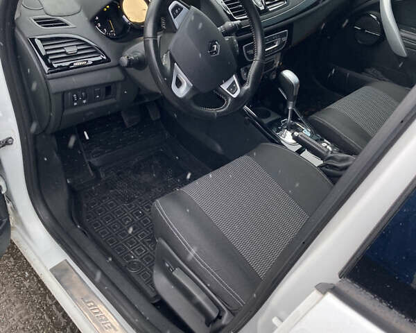 Белый Рено Меган, объемом двигателя 1.5 л и пробегом 211 тыс. км за 8100 $, фото 1 на Automoto.ua