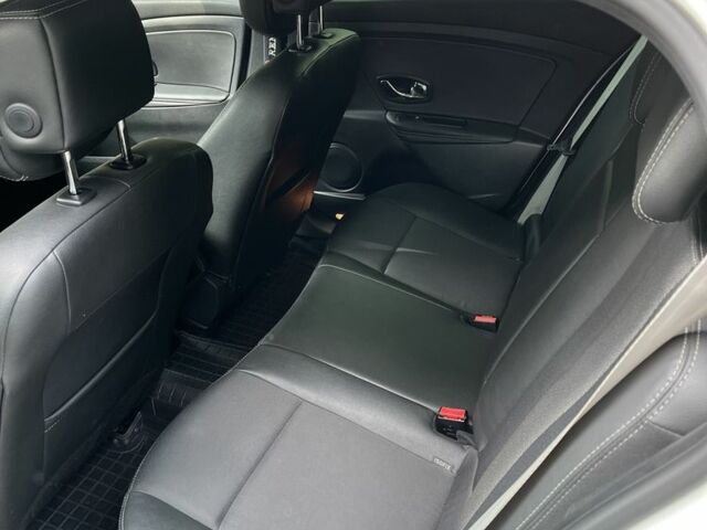 Белый Рено Меган, объемом двигателя 1.5 л и пробегом 240 тыс. км за 9900 $, фото 7 на Automoto.ua