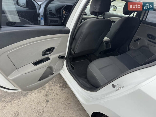 Білий Рено Меган, об'ємом двигуна 1.6 л та пробігом 235 тис. км за 7500 $, фото 25 на Automoto.ua