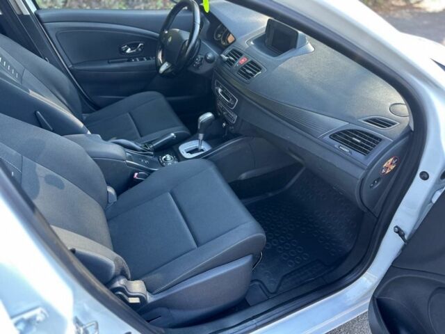 Белый Рено Меган, объемом двигателя 1.5 л и пробегом 3 тыс. км за 7200 $, фото 13 на Automoto.ua