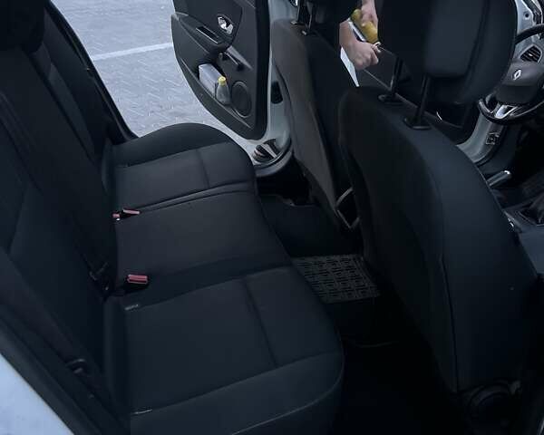 Белый Рено Меган, объемом двигателя 1.5 л и пробегом 260 тыс. км за 6999 $, фото 13 на Automoto.ua