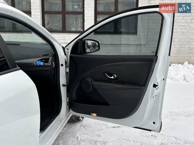 Білий Рено Меган, об'ємом двигуна 1.46 л та пробігом 265 тис. км за 6990 $, фото 56 на Automoto.ua