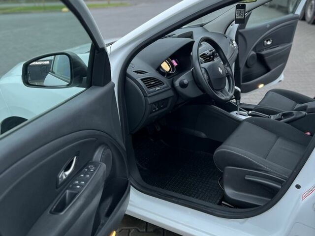 Белый Рено Меган, объемом двигателя 1.5 л и пробегом 250 тыс. км за 7700 $, фото 5 на Automoto.ua