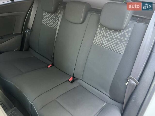 Белый Рено Меган, объемом двигателя 1.5 л и пробегом 310 тыс. км за 8300 $, фото 27 на Automoto.ua