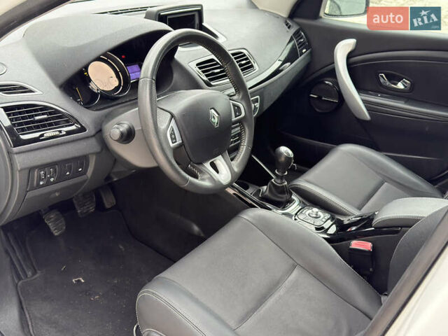 Белый Рено Меган, объемом двигателя 1.5 л и пробегом 237 тыс. км за 9000 $, фото 5 на Automoto.ua