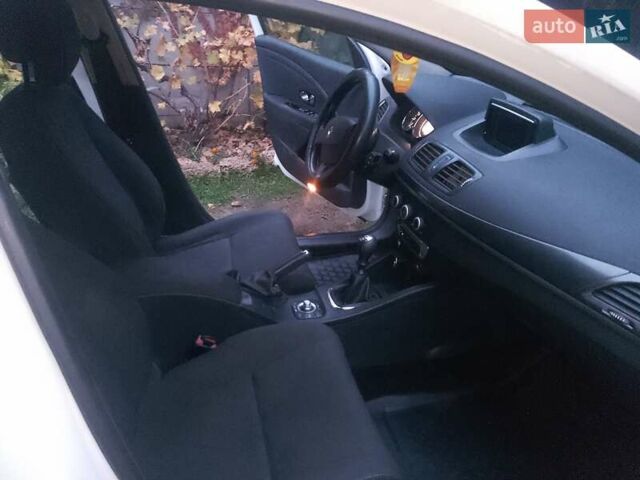 Белый Рено Меган, объемом двигателя 1.46 л и пробегом 333 тыс. км за 7000 $, фото 3 на Automoto.ua