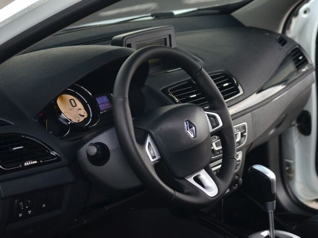 Белый Рено Меган, объемом двигателя 1.5 л и пробегом 162 тыс. км за 8555 $, фото 23 на Automoto.ua