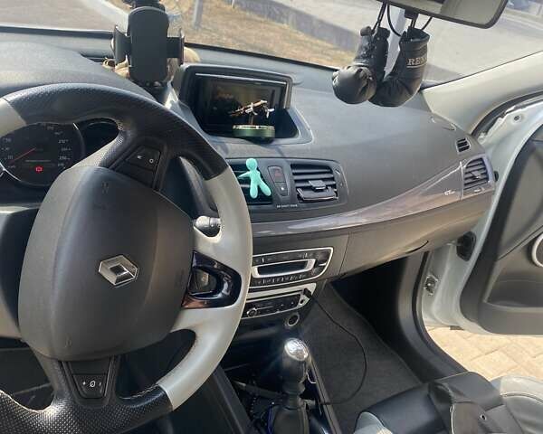 Белый Рено Меган, объемом двигателя 1.5 л и пробегом 310 тыс. км за 7700 $, фото 2 на Automoto.ua