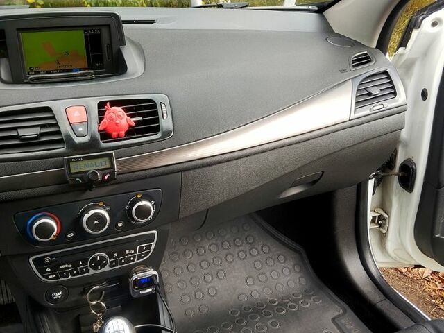 Белый Рено Меган, объемом двигателя 1.5 л и пробегом 308 тыс. км за 7200 $, фото 5 на Automoto.ua