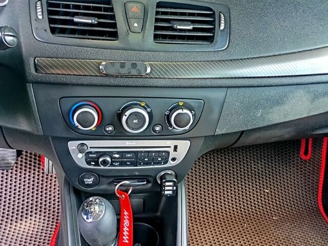 Белый Рено Меган, объемом двигателя 1.5 л и пробегом 236 тыс. км за 7700 $, фото 3 на Automoto.ua