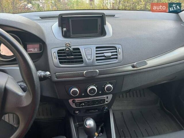 Белый Рено Меган, объемом двигателя 1.5 л и пробегом 310 тыс. км за 8300 $, фото 11 на Automoto.ua