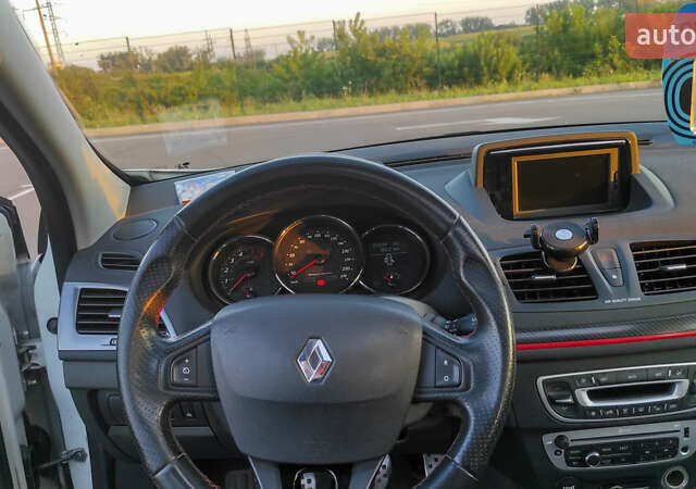 Белый Рено Меган, объемом двигателя 1.5 л и пробегом 198 тыс. км за 10000 $, фото 19 на Automoto.ua