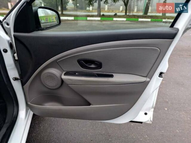 Белый Рено Меган, объемом двигателя 1.6 л и пробегом 57 тыс. км за 7750 $, фото 32 на Automoto.ua