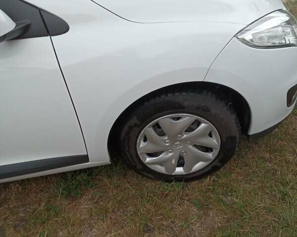 Белый Рено Меган, объемом двигателя 1.5 л и пробегом 200 тыс. км за 7600 $, фото 10 на Automoto.ua