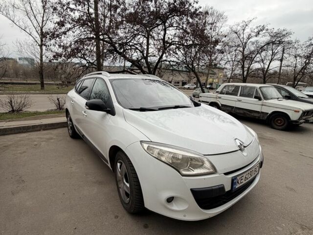 Белый Рено Меган, объемом двигателя 1.5 л и пробегом 330 тыс. км за 6500 $, фото 2 на Automoto.ua