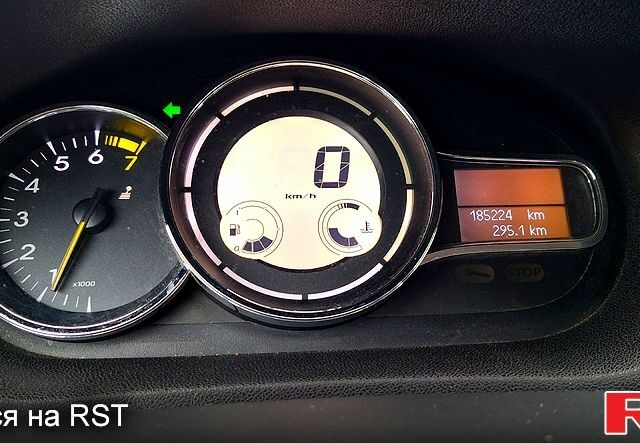 Белый Рено Меган, объемом двигателя 1.4 л и пробегом 18500 тыс. км за 7999 $, фото 5 на Automoto.ua