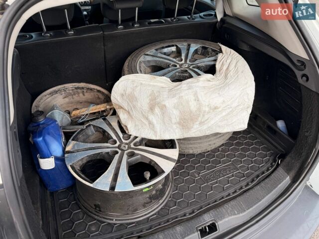 Белый Рено Меган, объемом двигателя 1.4 л и пробегом 250 тыс. км за 6300 $, фото 32 на Automoto.ua