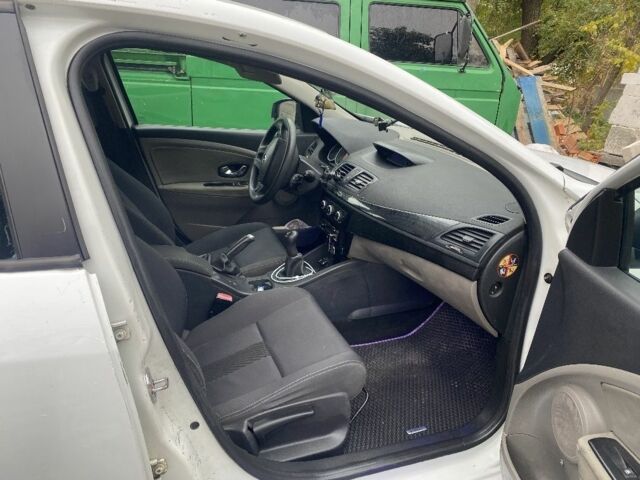 Белый Рено Меган, объемом двигателя 2 л и пробегом 266 тыс. км за 5600 $, фото 3 на Automoto.ua