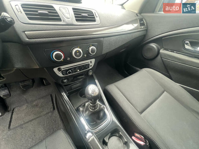 Белый Рено Меган, объемом двигателя 1.46 л и пробегом 255 тыс. км за 6500 $, фото 21 на Automoto.ua