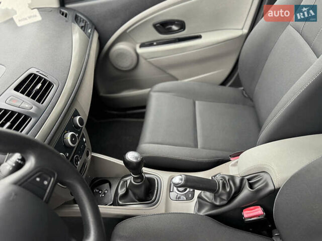 Білий Рено Меган, об'ємом двигуна 1.6 л та пробігом 235 тис. км за 7500 $, фото 22 на Automoto.ua