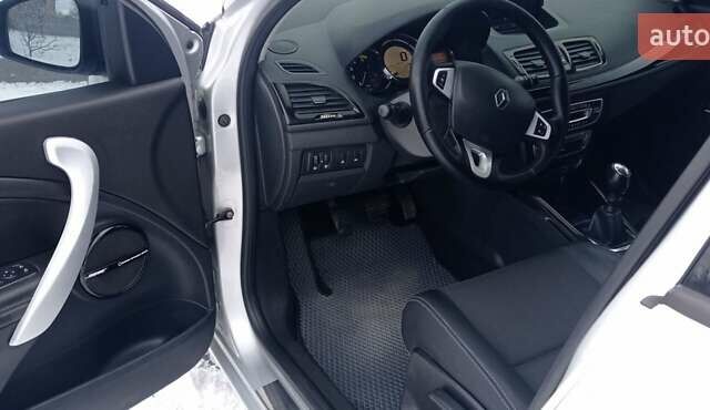 Белый Рено Меган, объемом двигателя 0 л и пробегом 224 тыс. км за 8100 $, фото 1 на Automoto.ua