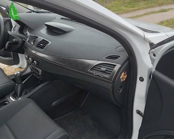 Белый Рено Меган, объемом двигателя 1.5 л и пробегом 200 тыс. км за 7600 $, фото 18 на Automoto.ua