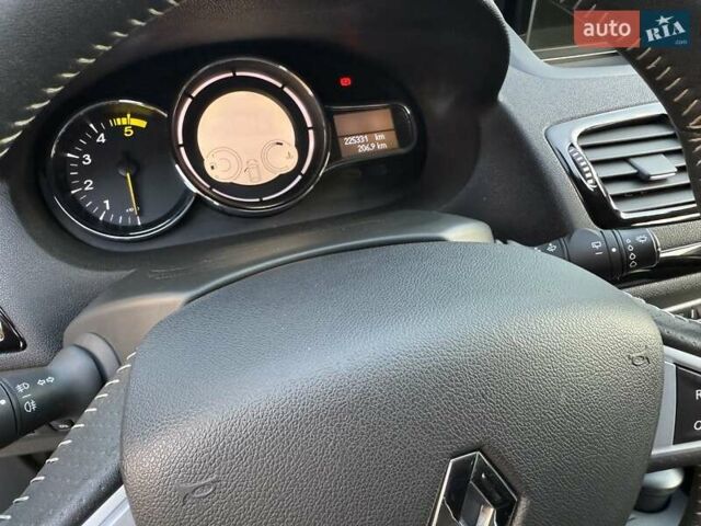 Белый Рено Меган, объемом двигателя 1.5 л и пробегом 225 тыс. км за 7699 $, фото 152 на Automoto.ua