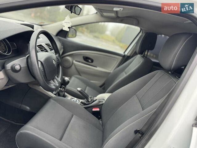 Білий Рено Меган, об'ємом двигуна 1.6 л та пробігом 235 тис. км за 7500 $, фото 16 на Automoto.ua