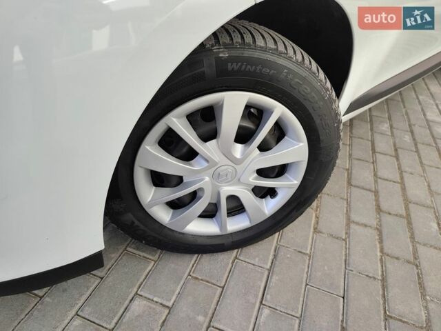 Білий Рено Меган, об'ємом двигуна 1.46 л та пробігом 250 тис. км за 6999 $, фото 7 на Automoto.ua