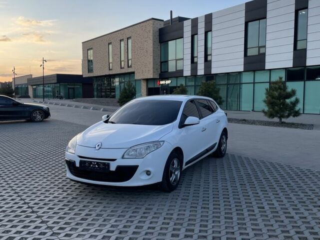 Белый Рено Меган, объемом двигателя 1.5 л и пробегом 278 тыс. км за 5600 $, фото 2 на Automoto.ua