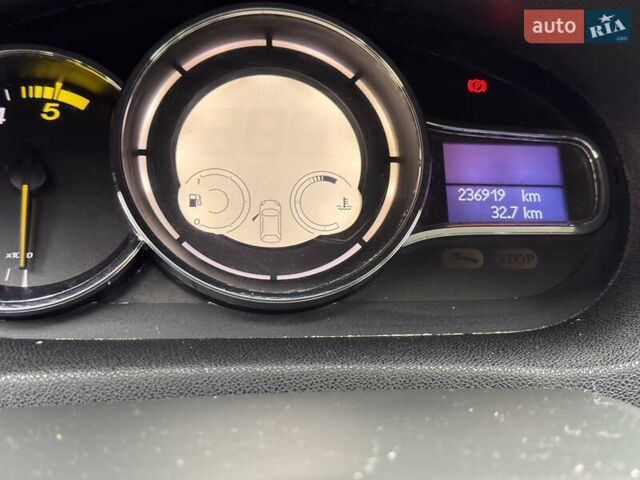 Белый Рено Меган, объемом двигателя 1.5 л и пробегом 237 тыс. км за 9000 $, фото 9 на Automoto.ua