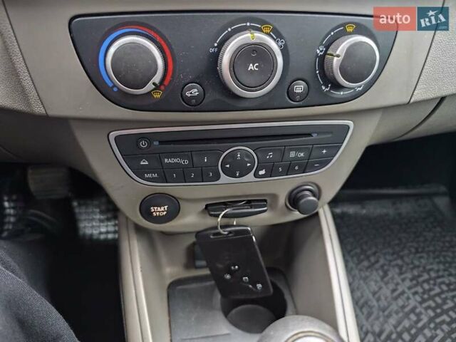 Белый Рено Меган, объемом двигателя 1.6 л и пробегом 57 тыс. км за 7750 $, фото 46 на Automoto.ua