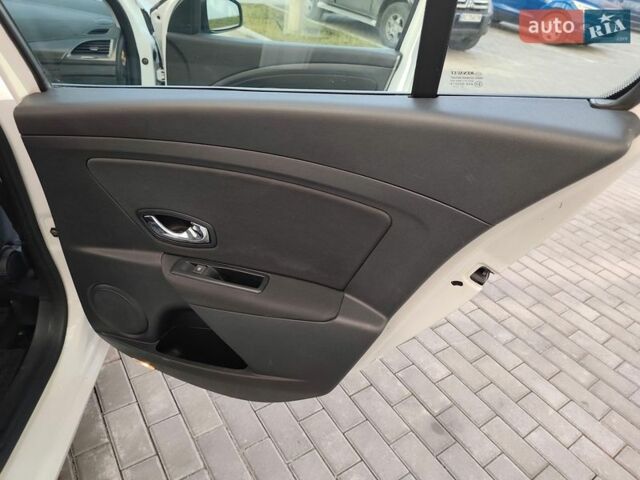 Білий Рено Меган, об'ємом двигуна 1.46 л та пробігом 250 тис. км за 6999 $, фото 54 на Automoto.ua