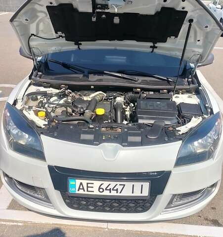 Белый Рено Меган, объемом двигателя 1.5 л и пробегом 300 тыс. км за 7800 $, фото 1 на Automoto.ua