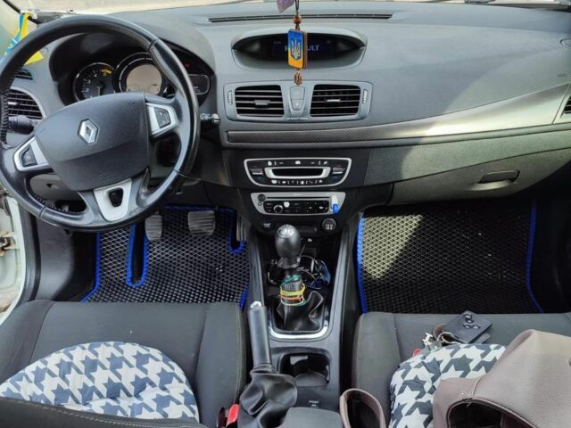 Белый Рено Меган, объемом двигателя 1.5 л и пробегом 295 тыс. км за 6499 $, фото 4 на Automoto.ua