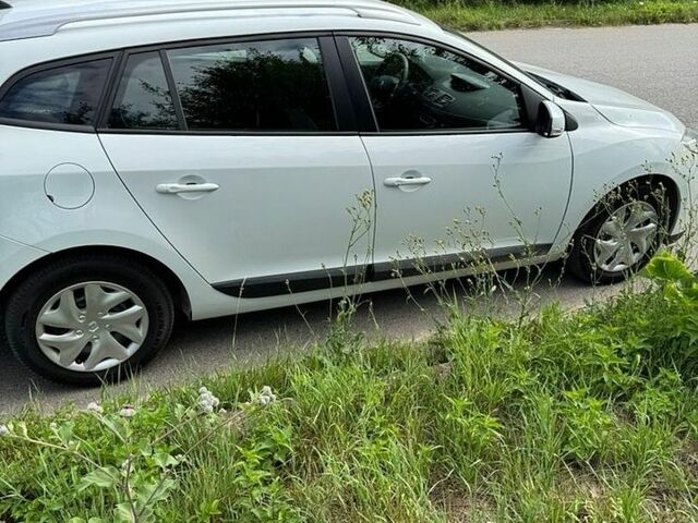 Белый Рено Меган, объемом двигателя 1.46 л и пробегом 204 тыс. км за 6100 $, фото 1 на Automoto.ua