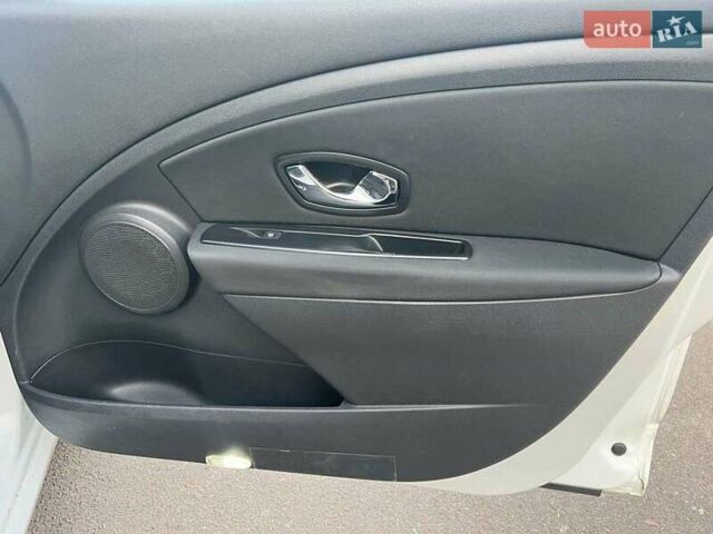 Белый Рено Меган, объемом двигателя 1.5 л и пробегом 310 тыс. км за 8300 $, фото 22 на Automoto.ua