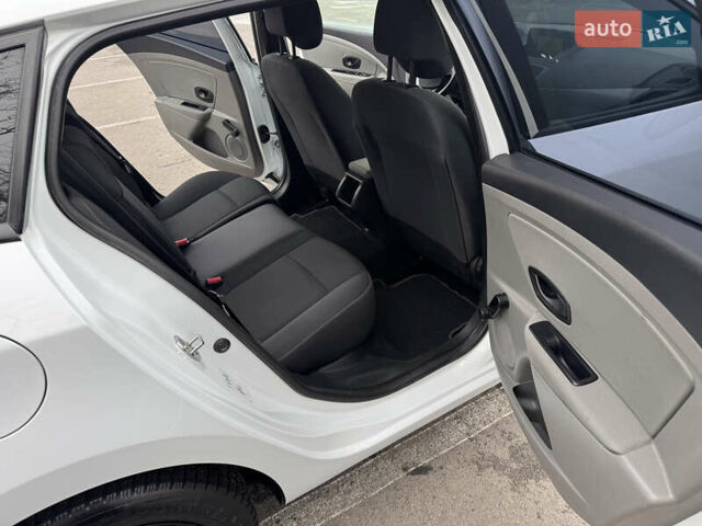 Білий Рено Меган, об'ємом двигуна 1.6 л та пробігом 235 тис. км за 7500 $, фото 27 на Automoto.ua