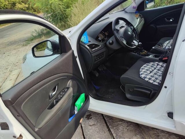 Белый Рено Меган, объемом двигателя 1.5 л и пробегом 295 тыс. км за 6499 $, фото 5 на Automoto.ua