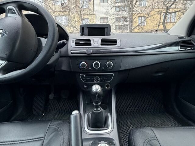 Белый Рено Меган, объемом двигателя 1.5 л и пробегом 330 тыс. км за 6500 $, фото 8 на Automoto.ua