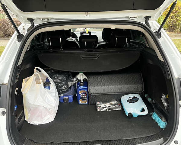 Белый Рено Меган, объемом двигателя 1.6 л и пробегом 237 тыс. км за 7800 $, фото 9 на Automoto.ua